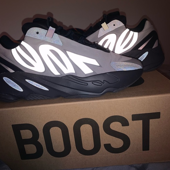 Yeezy Metallic 700 Mnvm - Picture 1 of 1